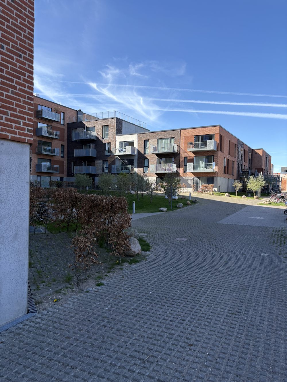 Bygning set fra stisystem